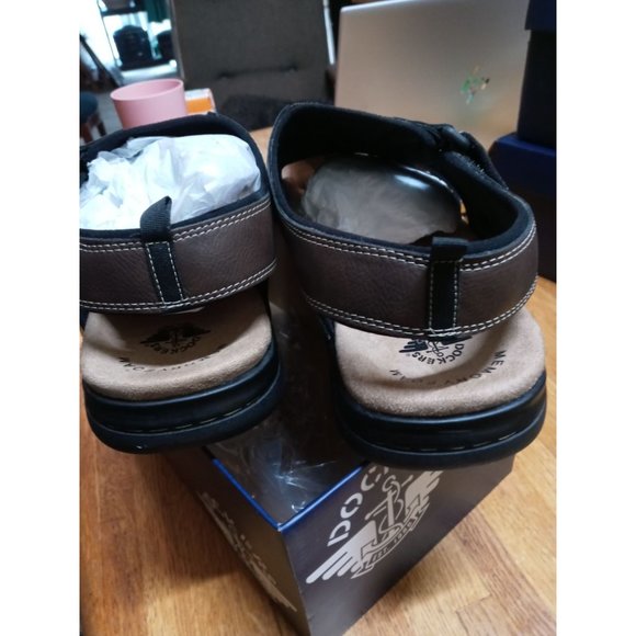 New with tags Dockers men\'s Sea Rose leather sandals size 13 m